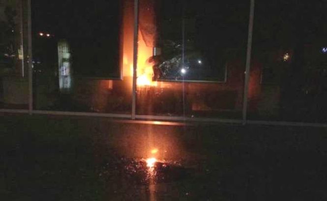 “Кинули у двері”: В центрі Хмельницького сталася жахлива пожежа
