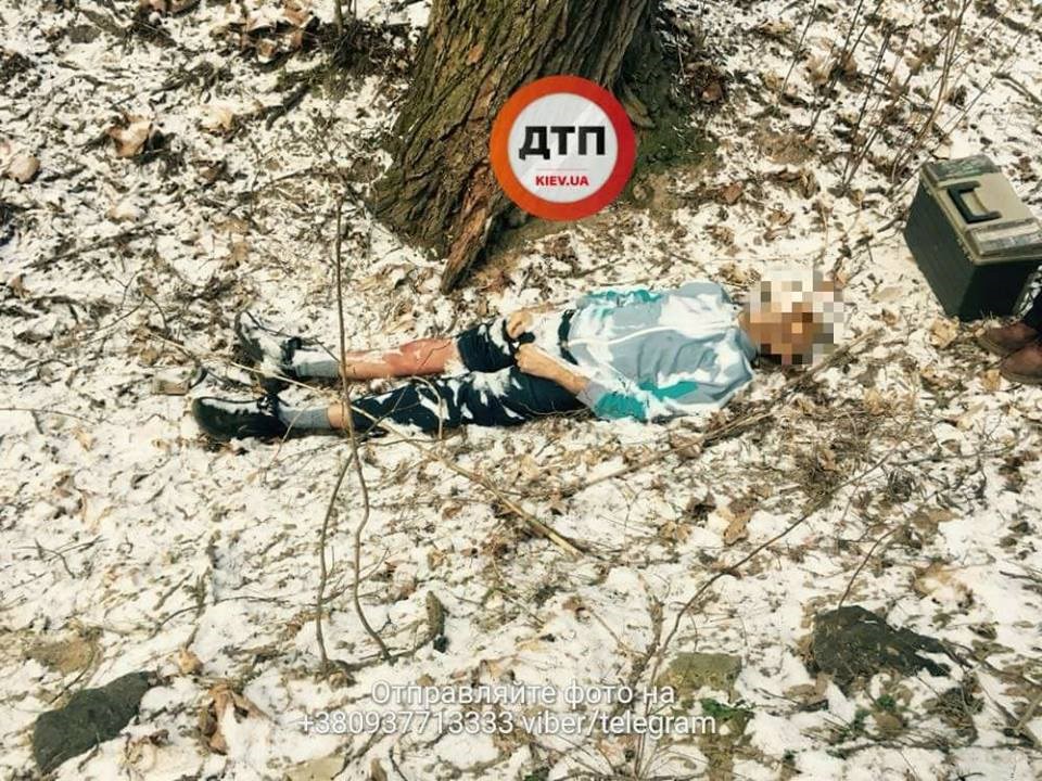 “На нозі – великий хрест”: В Києві у парку знайшли труп чоловіка, з’явилися перші кадри