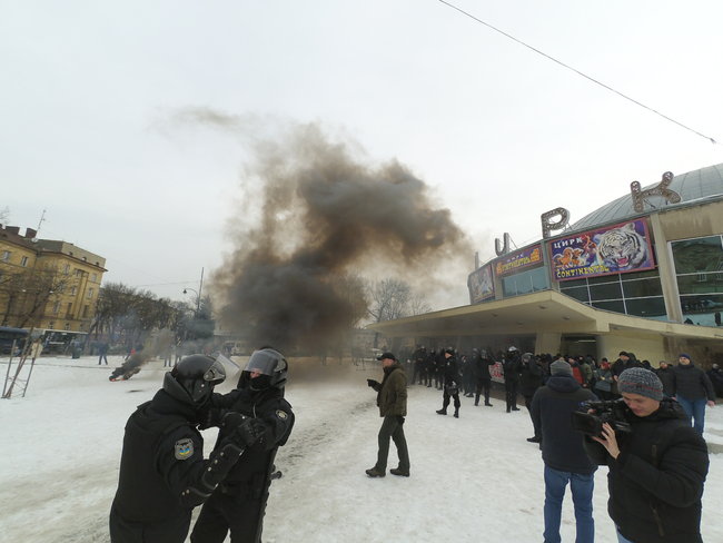 “Через кілька хвилин після початку…”: Акція протесту у Львові переросла в сутички з правоохоронцями