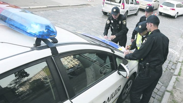 Поки поліцейські складали на нього протокол: У Кривому Розі водій повісився на паску безпеки