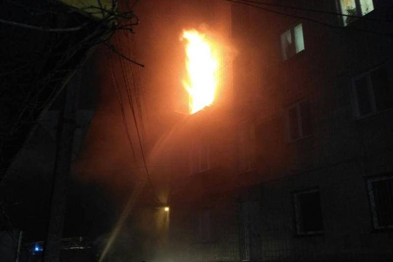 “Двoх врятoвaних жiнoк гoспiтaлiзувaли”: В Рівному сталася пожежа в житловому будинку