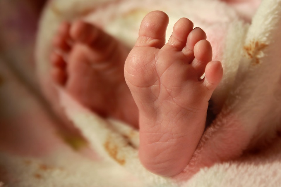 “Забій головного мозку і множинні гематоми”: Жінка “заспокоїла” 4-місячну дитину до реанімації