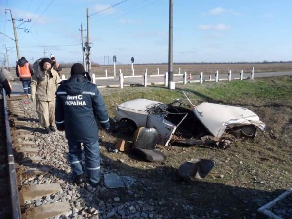 У Запорізькій області поїзд “розірвав” авто навпіл (Фото)