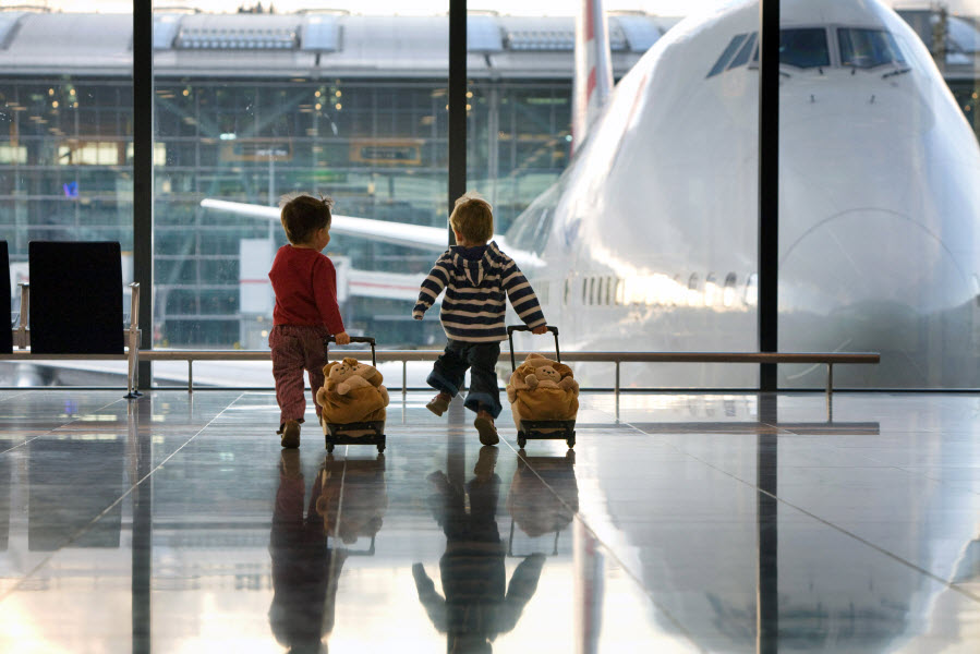 Нові сімейні правила: Дітей дозволяють вивозити за кордон без згоди другого з батьків
