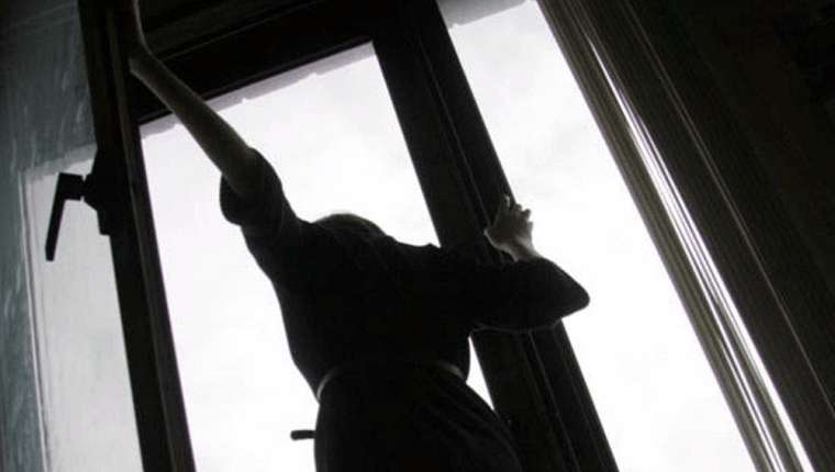 На Київщині жінка викинулася з вікна через знущання молодого коханця