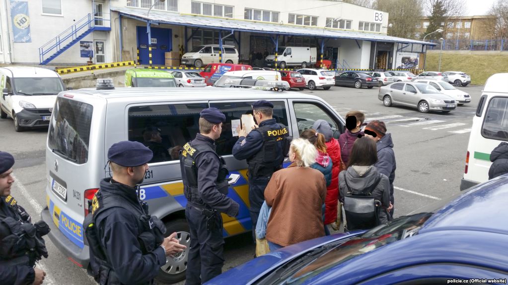 Зі Словаччини депортували близько 20 українців, а все через…