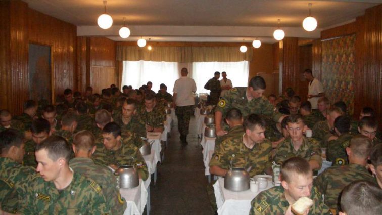 “Президент або в схемі, або його ніхто вже не боїться”: Чому армію і досі продовжує “годувати” людина Януковича
