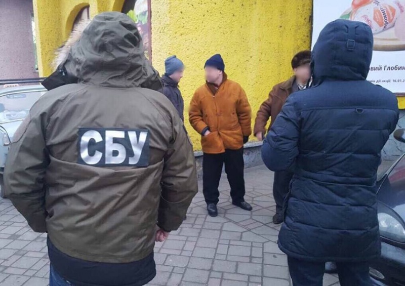 Спіймали на гарячому: головного інспектора обласного управління Чернівецької області викрили на хабарі