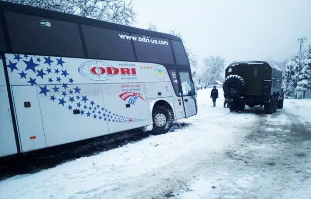 Застрягли у сніговій пастці: У Київській області рятувальники витягли автобус з іноземцями