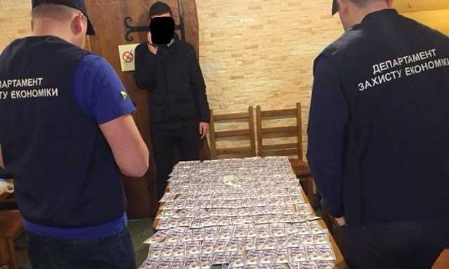 “За хабар – будівництво”: У Львові спіймали злочинців при отриманні $ 25 тисяч від забудовника