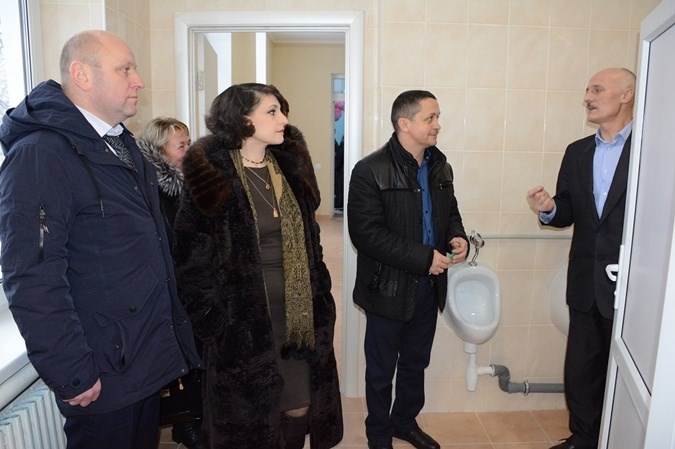 “Усім районним начальством”: Як на Вінниччині чиновники урочисто відкрили туалет у школі