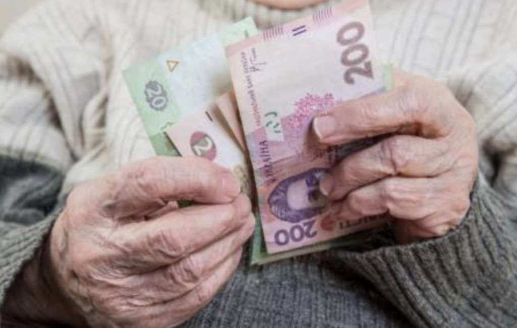 “Якщо пенсія виявилася меншою за мінімальну …”: У Кабміні розповіли, чи відберуть у частини українців виплати