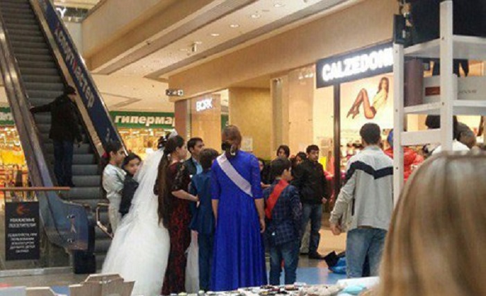 “Скоро будуть святкувати з дитячого садка”: Весілля 11-річного хлопчика з 14-річною в торговому центрі розлютило відвідувачів