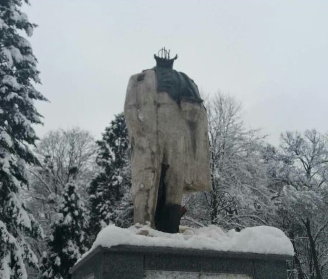 На Львівщині невідомі «обезголовили» пам’ятник Шевченку