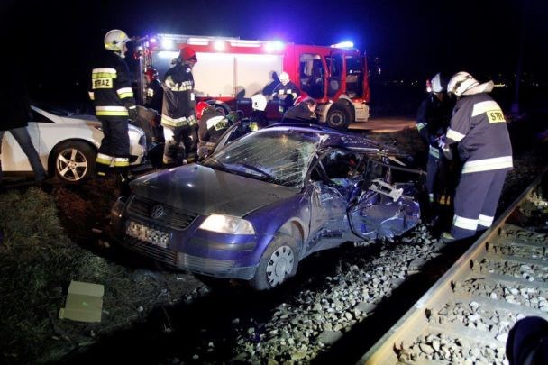 Жахлива трагедія в Польщі: Поїзд протаранив автомобіль з українцями, загинули всі