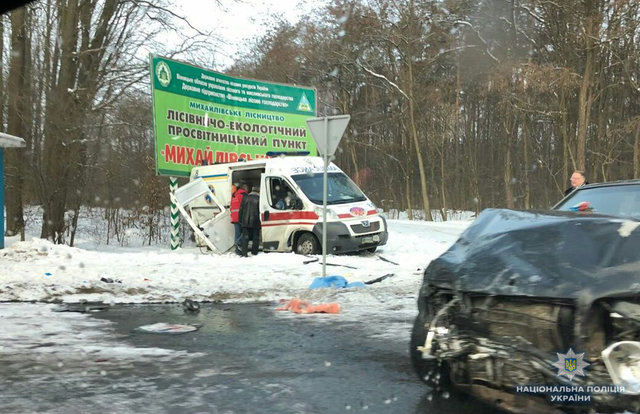 Жорстоке ДТП: На Вінниччині зіштовхнулись чотири авто, серед них швидка допомога