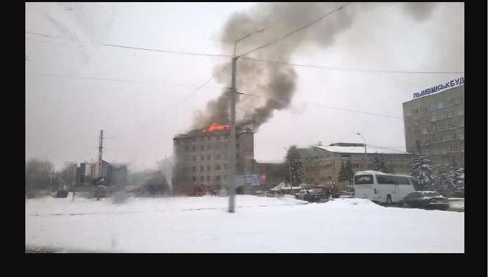 “Вогонь охопив понад 400 квадратних метрів”: Дізнайтесь деталі жахливої пожежі у Львові