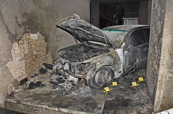 “Попрошу поліцію про охорону”: Автомобіль скандально-відомого адвоката Кучми і Насірова спалили