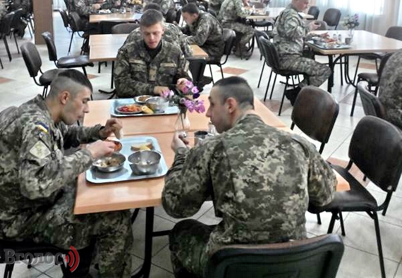 “Що це за бридота?!”: Навколо обідів військових розгортається справжній скандал