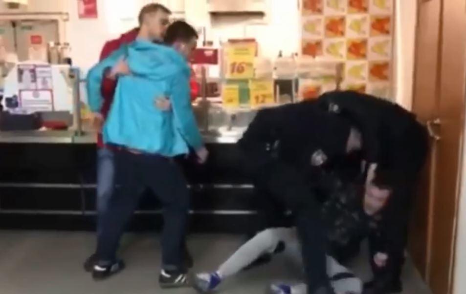 “Бігали по магазину, трощили вітрини…”: У столичному супермаркеті сталась бійка за участю правоохоронців, охорони та підлітків