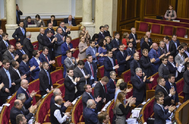 Заборонили зброю, але дозволили п’янки: Депутати визначилися, з чим можна заходити в ВР