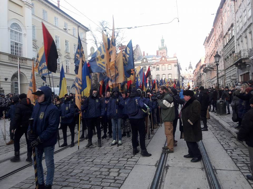 Стовп ганьби та велика кількість активістів: Що відбувається у Львові просто зараз