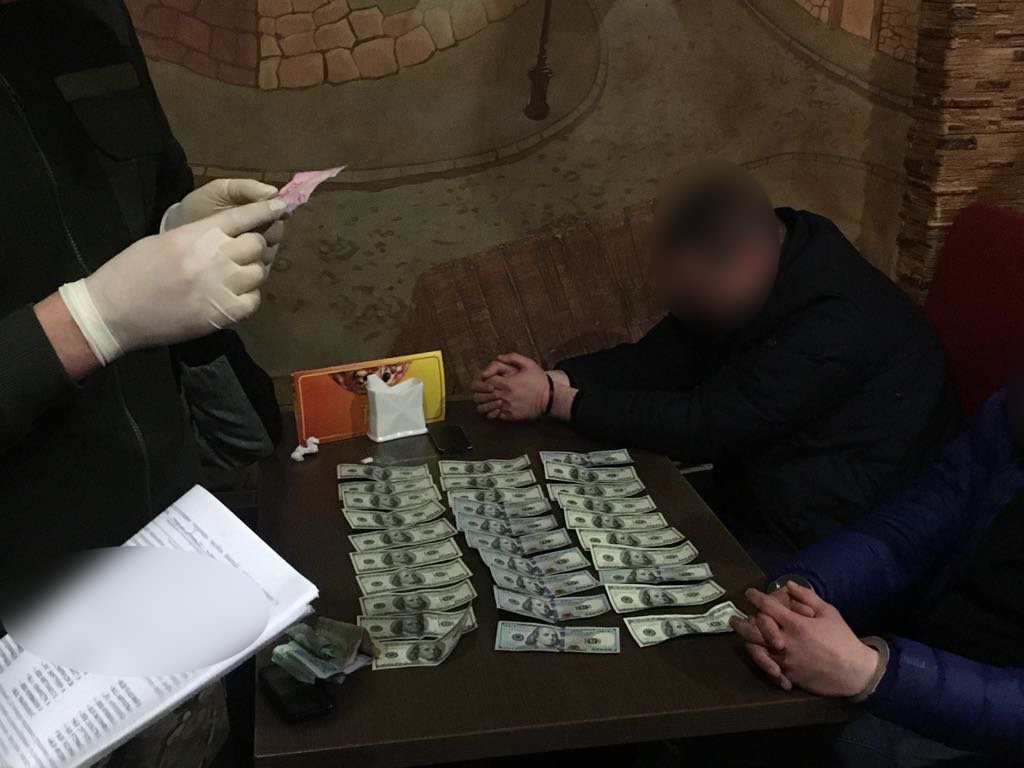 СБУ затримала на хабарі чиновників митниці та Держприкордонслужби