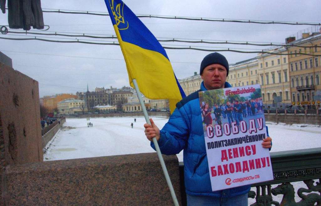 У Петербурзі напали на активіста, який вийшов на одиночний пікет з українським прапором