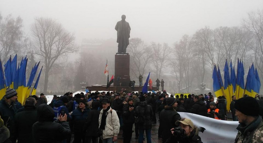 “Що відбувається?”: Протестувальники прорвались до пам’ятника Шевченку в столиці