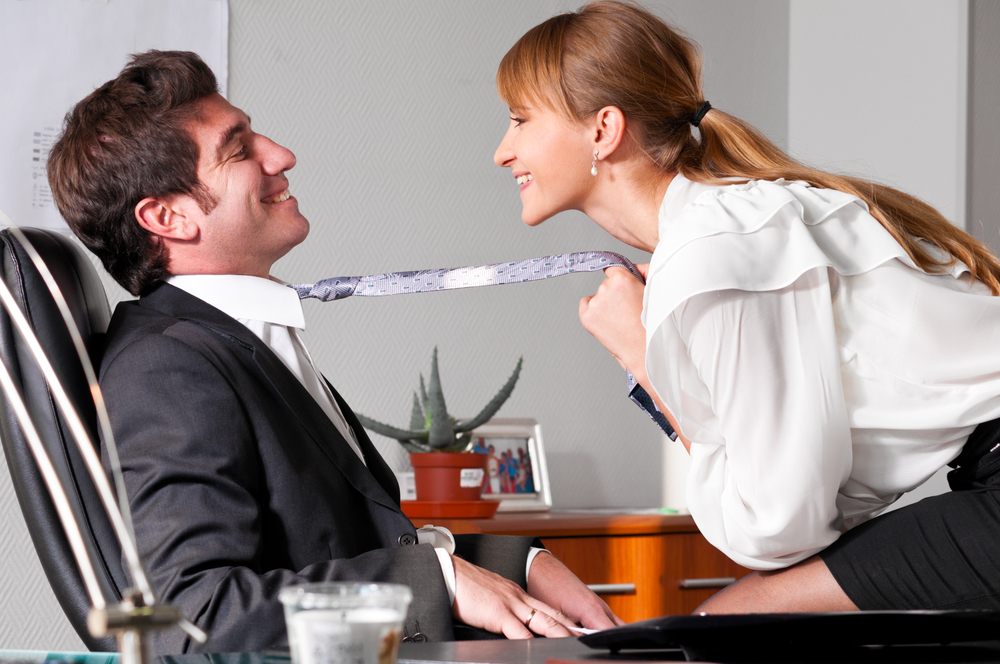 “Одразу після робочої наради”: Начальник зайнявся коханням з підопічною у своєму кабінеті