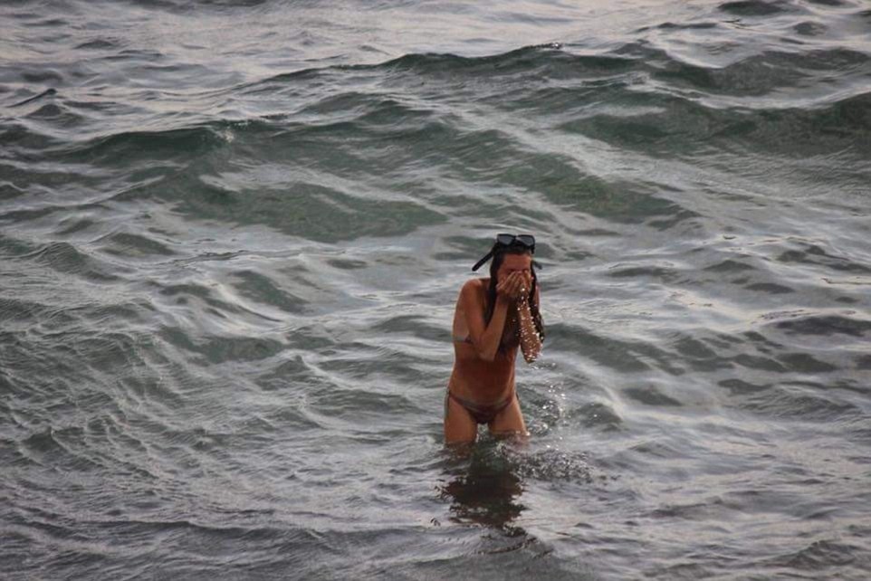 “Це просто неймовірно”: Жінка народила дитину прямо у морі