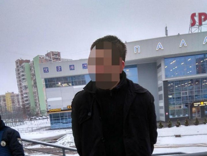 У Києві чоловік кинув гранату в патрульних, авто прошило осколками