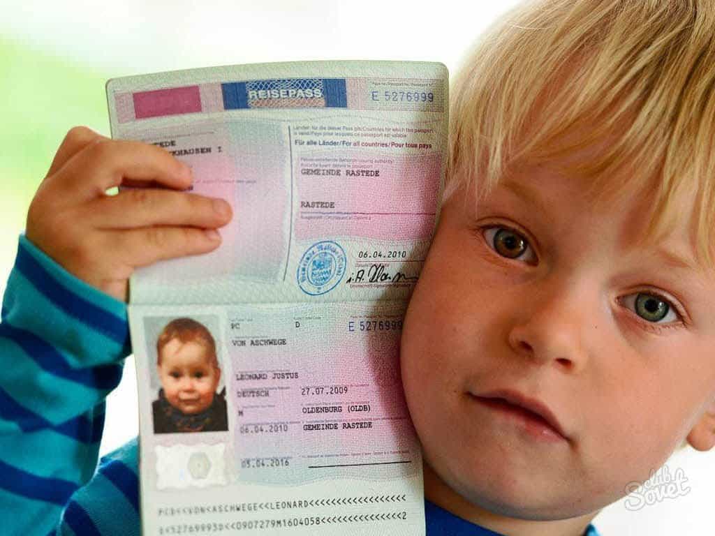 Закордонний паспорт з народження: Вже завтра вступають в силу нові правила виїзду дітей за кордон