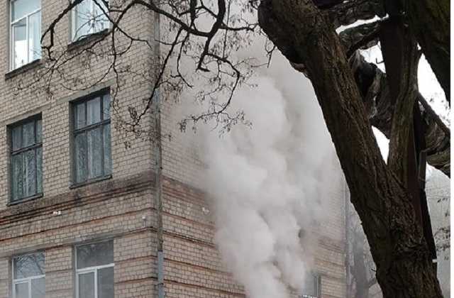 Закрили, як в Кемерово: В Дніпрі загорілась школа. Причина невідома