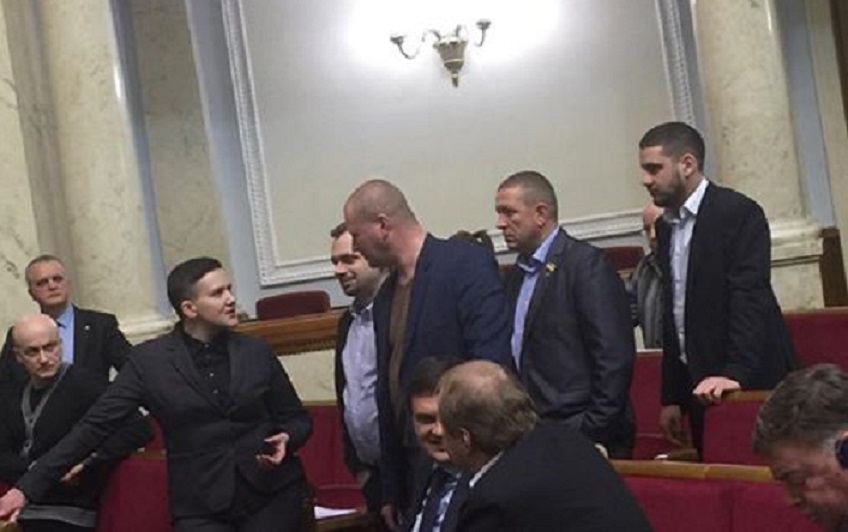 “Шизофренія зашкалює!”: Савченко з’явилася в українському парламенті з гранатою і пістолетом
