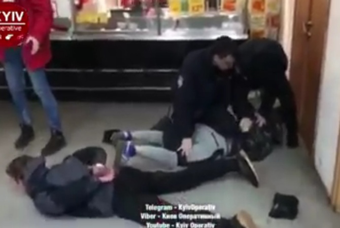 “Почалося все з дівчат, а вгамовували 4 наряди поліції”: В Києві підлітки влаштували масову бійку в магазині