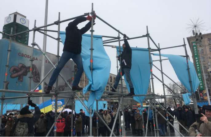 “Повалили конструкції-повалимо і Порошенка”: Прихильники Саакашвілі влаштували погром на Майдані