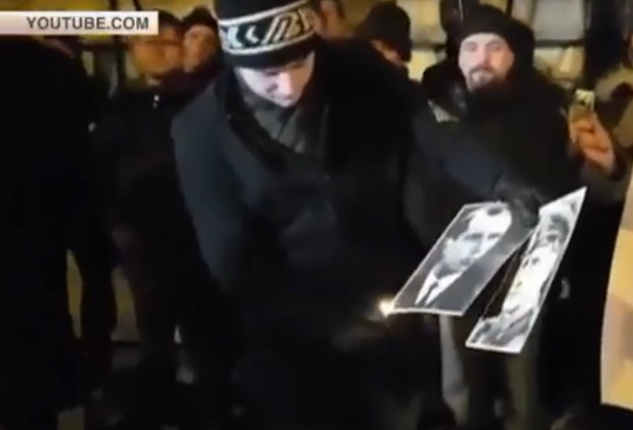 Депутату, який спалював портрети Шухевича і Бандери вимагають заборонити в’їзд в Україну