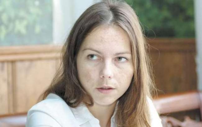 “Коли Порошенко застрелиться, Луценко нап’ється і помре”: Віра Савченко біля апеляційного суду зробила приголомшливу заяву