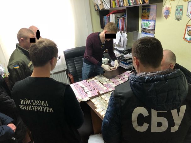 “Приніс 60 тисяч гривень і…”: Директор «Укроборонпрому» намагався дати хабаря військовому прокурору