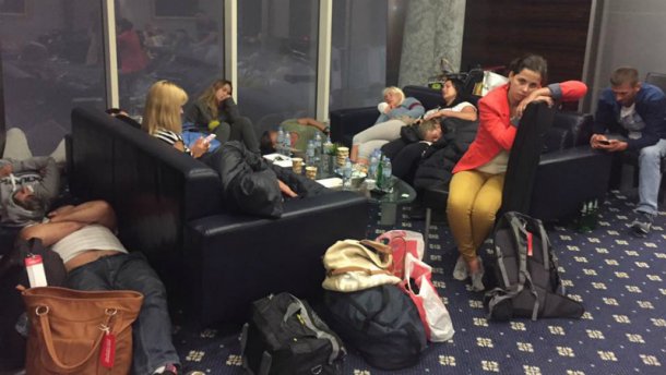 Що ж там коїться? Сотні українців застрягли у аеропорту