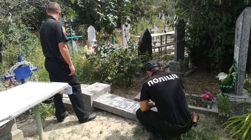 “Протягом трьох днів чоловіки приходили на кладовище і…”:  Полтавчанам винесли вирок за наругу над могилою дитини