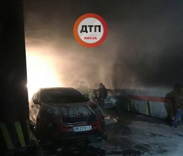 Масштабна пожежа в столиці: Знищено п’ять авто
