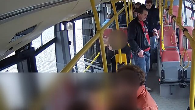 “При собі був пістолет”: У Празі українці в автобусі побили чеха