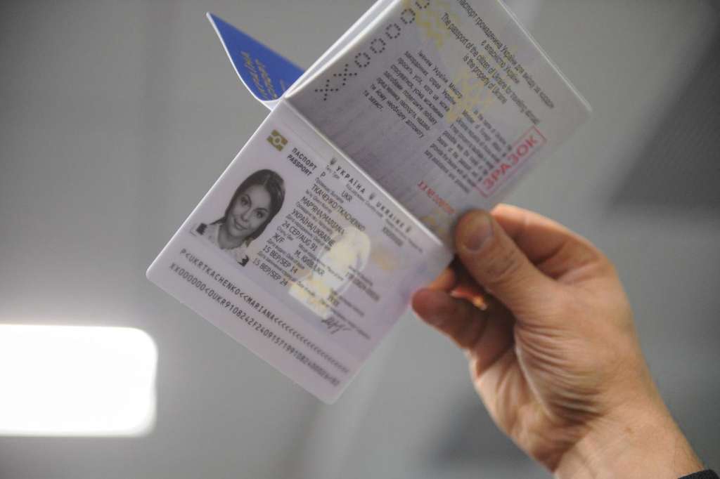 “Не можуть отримувати повні дані й перевіряти…”: З’явилися перші проблеми з пластиковими паспортами