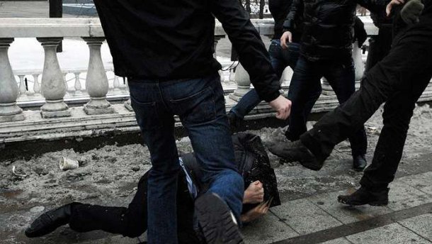 Масова бійка у столиці: Одному з учасників пробили голову металевою трубою