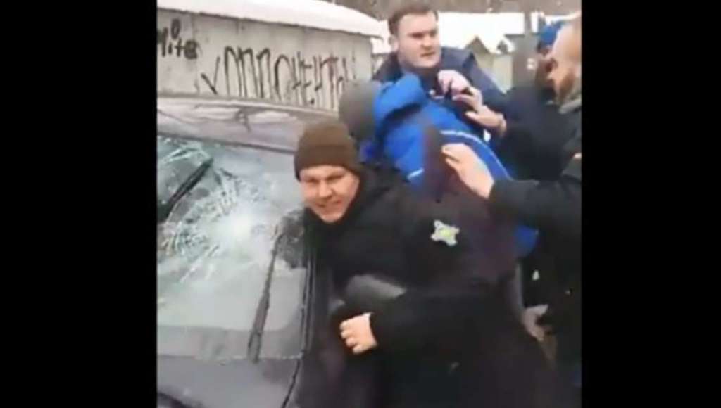 “Розтрощили авто та ледь не повбивали людей”: Активісти накинулись на кривдників депутата
