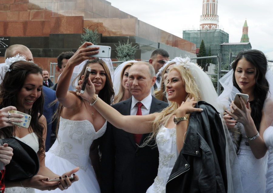 “Її звуть Лариса Сергухіна…”: Російські ЗМІ показали коханку Путіна, та фото їхнього поцілунку