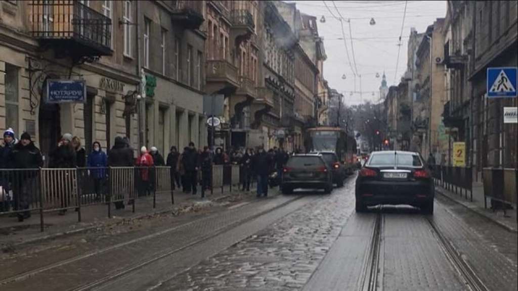 У центрі Львова молодий хлопець потрапив під колеса авто