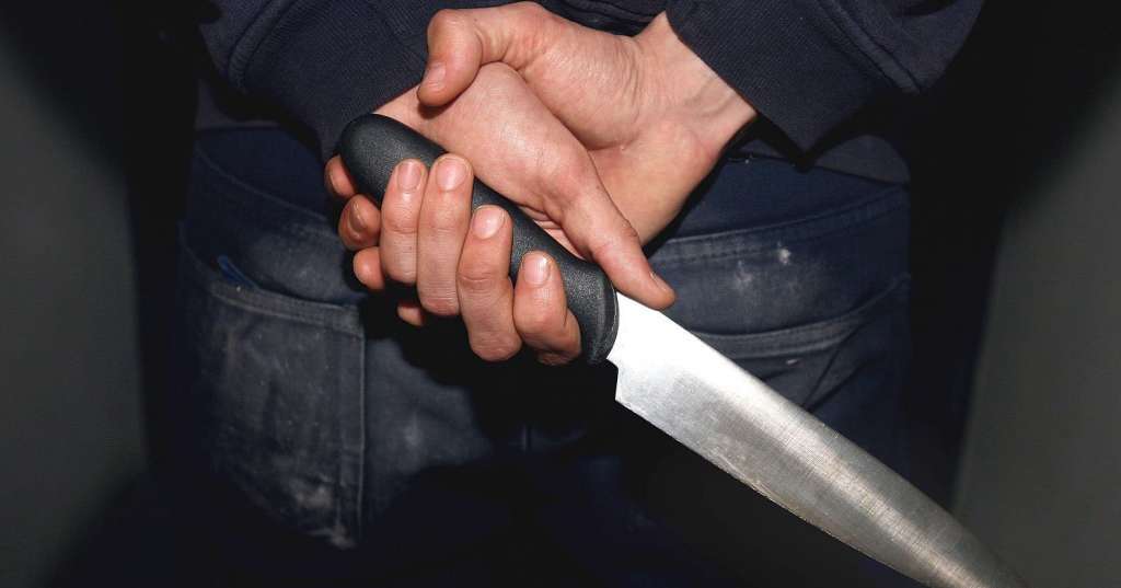 “Накинувся на нього з кухонним ножем”: Хлопець хотів вбити вітчима